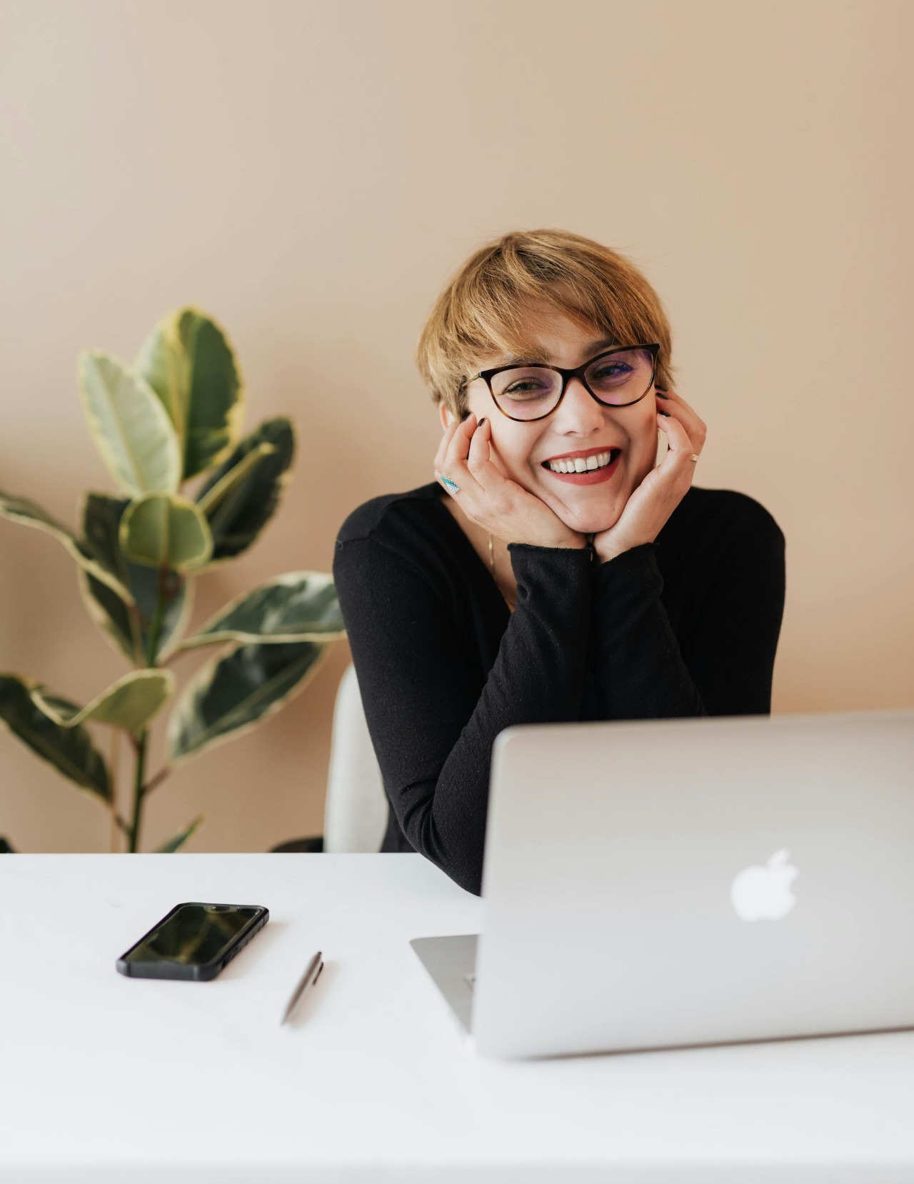 Profesional trabajando con herramientas digitales en su empresa